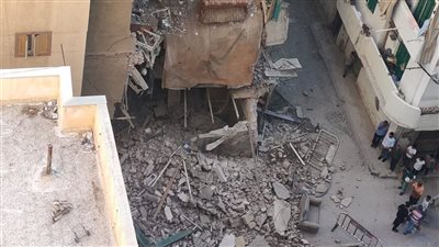 خالٍ من السكان.. انهيار عقار في باكوس بالإسكندرية | صور
