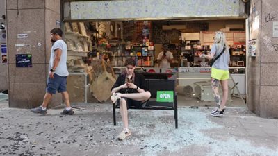 بسبب صواريخ إيران.. مهنة إصلاح الزجاج والألمونيوم الأكثر طلبًا في إسرائيل بعد تدمير نوافذ المنازل