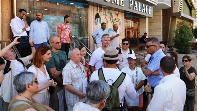 محافظ أسوان يرحب بالأفواج السياحية الإسبانية ويجرى حوارًا معهم.. والسائحون يعربون عن سعادتهم