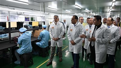 جولة لرئيس الوزراء في مشروع تصنيع أجهزة شاشات التليفزيون والهواتف المحمولة بمصنع صافي جروب