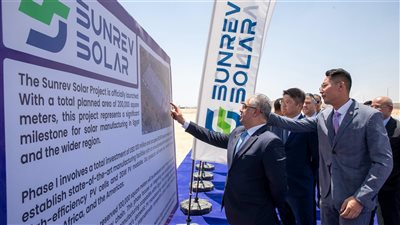 باستثمارات 200 مليون دولار.. رئيس اقتصادية قناة السويس يشهد وضع حجر الأساس لمجمع إنتاج مستلزمات الطاقة الشمسية 