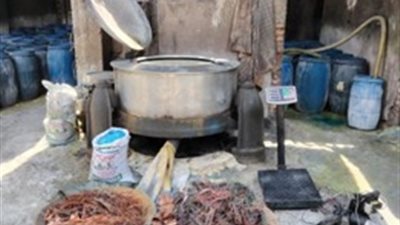 ضبط مالك مصنع بدون ترخيص لإنتاج الأسمدة والمخصبات الزراعية مجهولة المصدر بالقليوبية