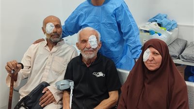 حبيت أفرحهم.. طبيب عيون بقنا يجري جراحات بالمجان لـ 3 مسنين من غزة