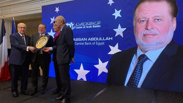 حسن عبد الله يتسلم