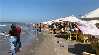 شاطئ بورسعيد.. ملاذ الآلاف من الأسر البسيطة للهروب من حر الصيف بالمجان | صور