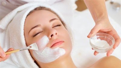 ماسكات للوجه في البيت بالنشا.. تساعد على التفتيح وإزالة الخطوط الدقيقة