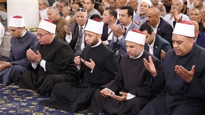 وزير الأوقاف يشهد حلقة ذكر مع رواد مسجد السيدة زينب بعد أداء صلاة الجمعة