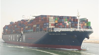 قناة السويس تشهد عبور سفينة حاويات عملاقة ضمن قافلة الشمال بحمولة 180 ألف طن