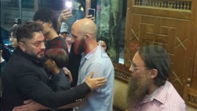 تامر حسني وهنا الزاهد وزينة يقدمون العزاء في والدة المخرجة سارة وفيق