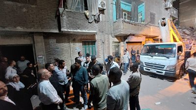 محافظ القاهرة: تشكيل لجنة هندسية لمعاينة العقارات المحيطة بالعقارين المنهارين في حدائق القبة