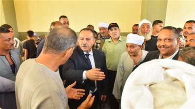 في لقاء جماهيري بالغنايم.. محافظ أسيوط يوجه بتوفير الأسمدة الزراعية وتشغيل وحدات البيوجاز