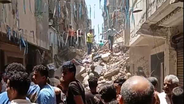 انهيار عقارين بحدائق