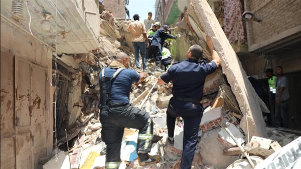 انهيار عقارين بحدائق