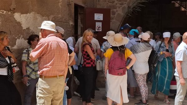 سائحون في زيارة لـ