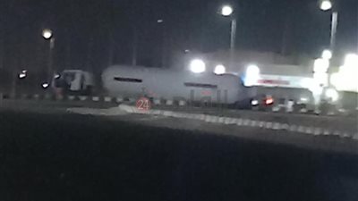 انقلاب سيارة مواد بترولية بطريق السويس - الإسماعيلية وتحويل حركة المرور لطريق بديل