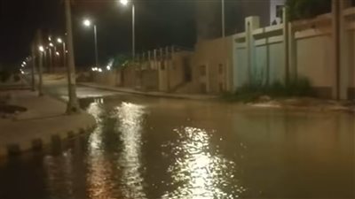 كسر ماسورة مياه يتسبب في غرق شارع بحي النوادي بالمنيا الجديدة وتحذيرات من وصول المياه لأعمدة الإنارة