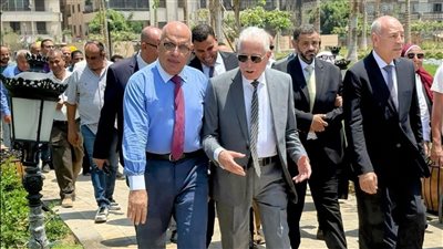 مستشار رئيس الجمهورية ومحافظ القاهرة يتفقدان أعمال تطوير حديقة الأزبكية | صور