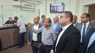 وزير الإسكان يتفقد المركز التكنولوجي لخدمة المواطنين بجهاز مدينة بدر
