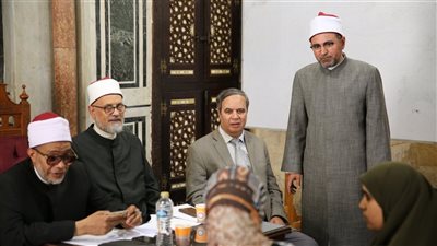 مدير الجامع الأزهر يتفقد اختبارات الدورة الأولى لتأهيل الخريجين للعمل بالرواق الأزهري