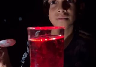 بلون الدم.. صغير غزّاوي يستخدم تريند الكركم لتجسيد مجازر الجيش الإسرائيلي