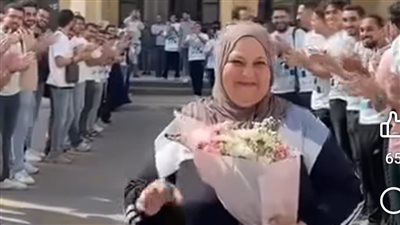 لفتة إنسانية.. طلاب هندسة الإسكندرية يكرمون عاملة بممر شرفي في آخر أيام الامتحانات