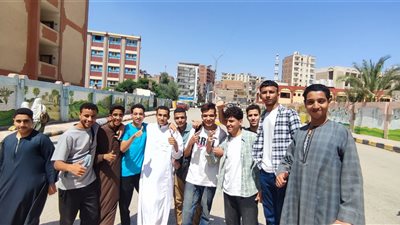 طلاب الثانوية الأزهرية بسوهاج عن امتحان التوحيد: كان سهلًا.. والدرجة النهائية في المتناول| صور