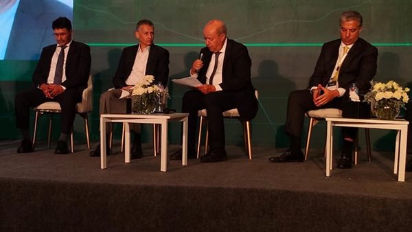 خلال المؤتمر 