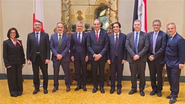 وزير الاتصالات مع