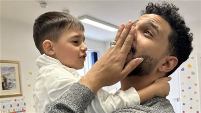 استجابة لـ القاهرة 24.. السفارة المصرية في بريطانيا تصدر شهادة ميلاد لطفل محروم من والده