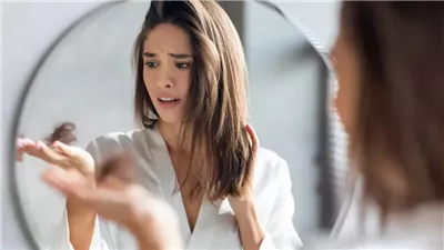 من المينوكسيديل إلى زيت إكليل الجبل.. ما أفضل علاج لتساقط الشعر؟