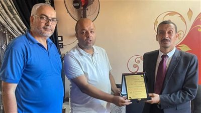 لحصولهن على المركز الرابع مكرر.. أولياء أمور 3 طالبات من أوائل الشهادة الإعدادية يكرمون مدير مدرسة