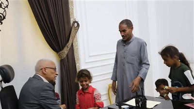 محافظ شمال سيناء يستقبل الطفلة ملك بائعة الفشار بمكتبه.. ويشدد على والدها بعدم وقوفها بالشارع مجددا