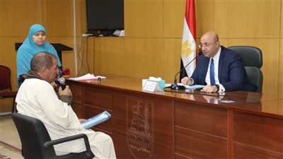 محافظ بني سويف يواصل لقاءاته الأسبوعية مع المواطنين.. ويتابع موقف مشروعات الصرف والنظافة ودعم الحالات الإنسانية