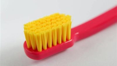 ابتلعها قبل 52 عامًا.. أطباء يزيلون فرشاة أسنان من معدة مريض في الصين