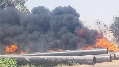 بسبب حريق مخلفات زراعية مجاورة.. تفاصيل التهام النيران لمخزن مواسير بلاستيكية بسوهاج