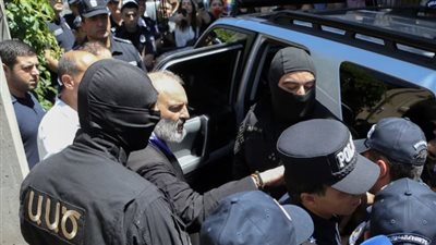 أرمينيا تعتقل كبير أساقفتها بتهمة تدبير انقلاب لإسقاط الحكومة