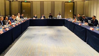 وزير الاستثمار والتجارة الخارجية يشارك بفعاليات المائدة المستديرة بمدينة تيانجين الصينية