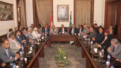 الوفد يقصي أعضاءه المديونين ماليًا من سباق البرلمان.. و26 مليون جنيه مديونية على نوابه الحاليين 