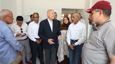 بعد تسكينهم بوحدات بديلة.. محافظ القاهرة يزور الأسر المتضررة من انهيار عقاري حدائق القبة | صور