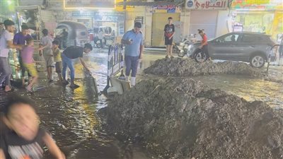 كسر ماسورة مياه رئيسية في المحلة.. والدفع بفرق الطوارئ و15 سيارة شفط لإصلاح العطل 