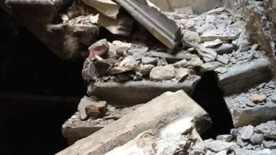 إخلاء عقار من 3 طوابق بالمطرية بعد تساقط أجزاء منه واستغاثة من قاطنيه: بنام في الشارع وكل حاجتنا جوه