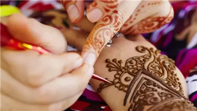 أم أسترالية تكشف رد فعل تحسسي خطير لطفلها بسبب الحناء