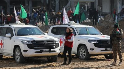 تقارير: بدء عملية إطلاق سراح الأسرى والمحتجزين صباح الاثنين