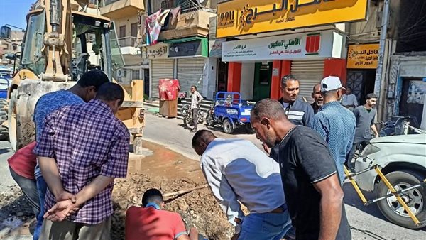 اصلاح تسريب لخط مياة