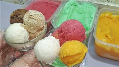 طريقة عمل آيس كريم منزلي بأبسط المكونات والنكهات الصيفية