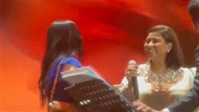 سيبوها تطلع تغني.. شيرين عبد الوهاب تدعو معجبة للغناء برفقتها في حفلها بمهرجان موازين