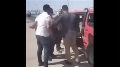 تداول مقطع فيديو لسائق ميكروباص يعتدي على سيدة بالضرب