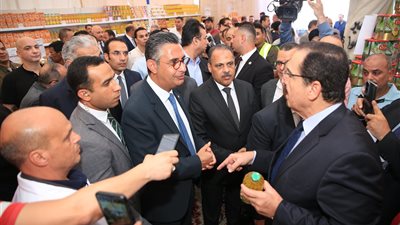 وزير التموين ومحافظ الشرقية يفتتحان سوق اليوم الواحد بالعاشر من رمضان