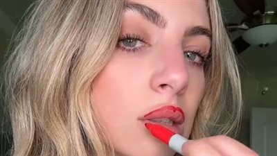 مؤشر خطر على الفتيات.. أقلام الألوان الصناعية تتصدر التريند العالمي بسبب استخدامها لتحديد الشفاه