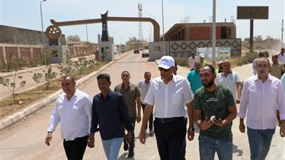 محافظ أسوان يوجه بالانتهاء من مشروع تطوير ورفع كفاءة ورصف طريقي كيما / السماد